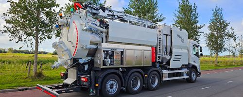 KOKS CycloVac Pro met zuigarm onderweg naar Power Waste Contracting & Engineering Services